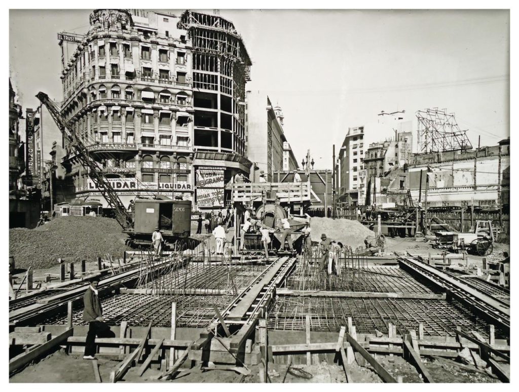 Esta imagen tiene un atributo alt vacío; el nombre del archivo es Hist001_obelisco-construccion-1024x774.jpeg